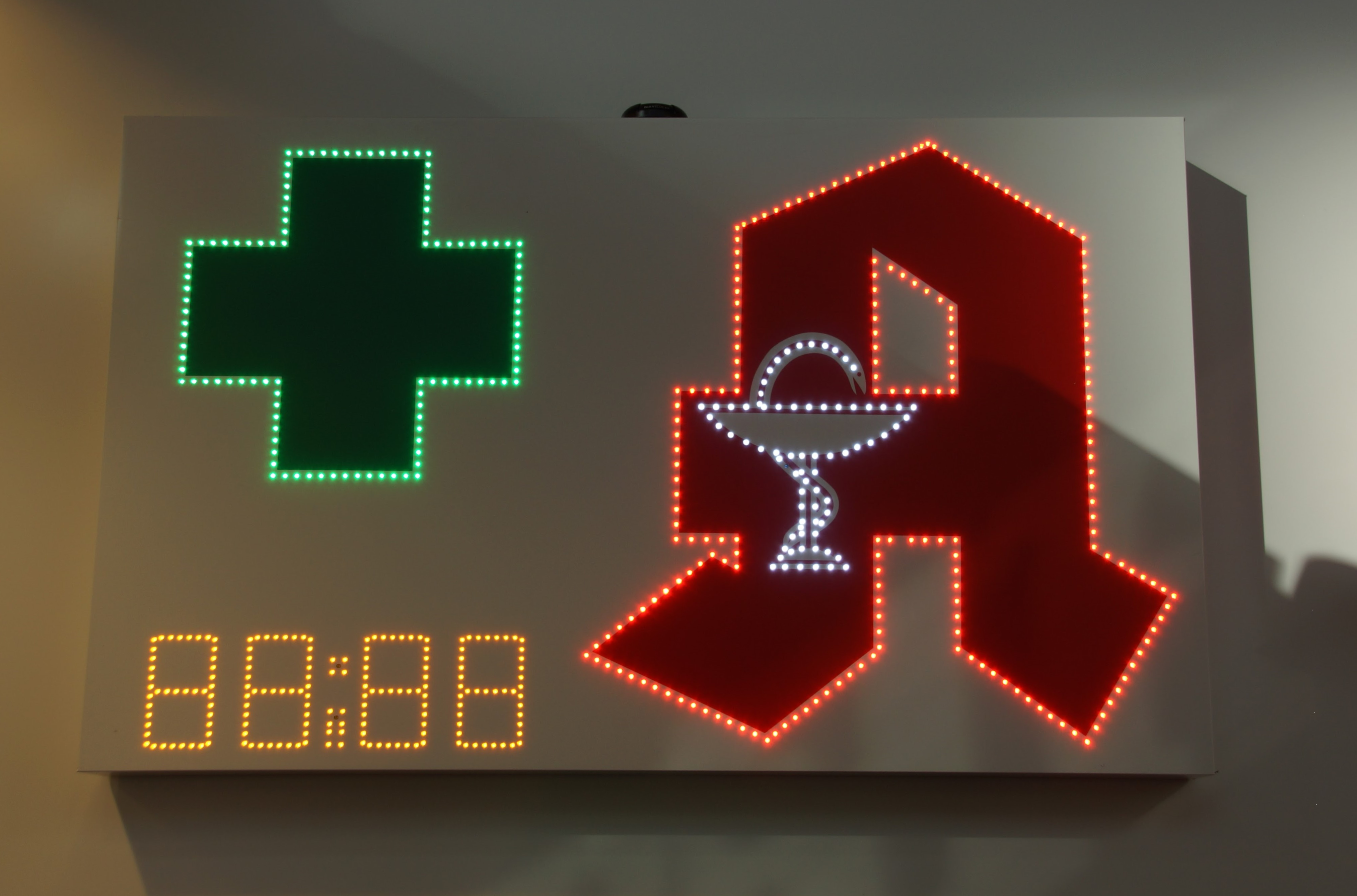 LED Apothekenzeichen und Kreuz mit Uhr